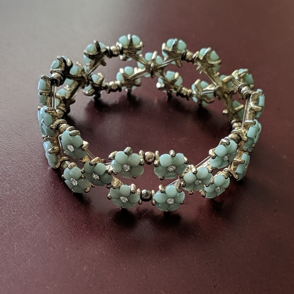 Mint Floral Stretchy Bracelet 🌼 - Picture 2 of 2